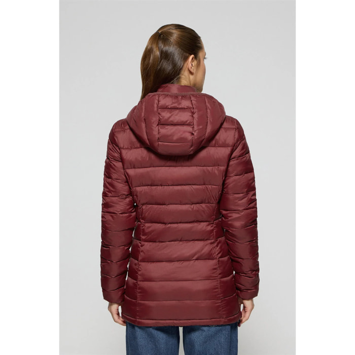 Chaqueta ultralight granate Cintia de capucha extraíble y bordado PC