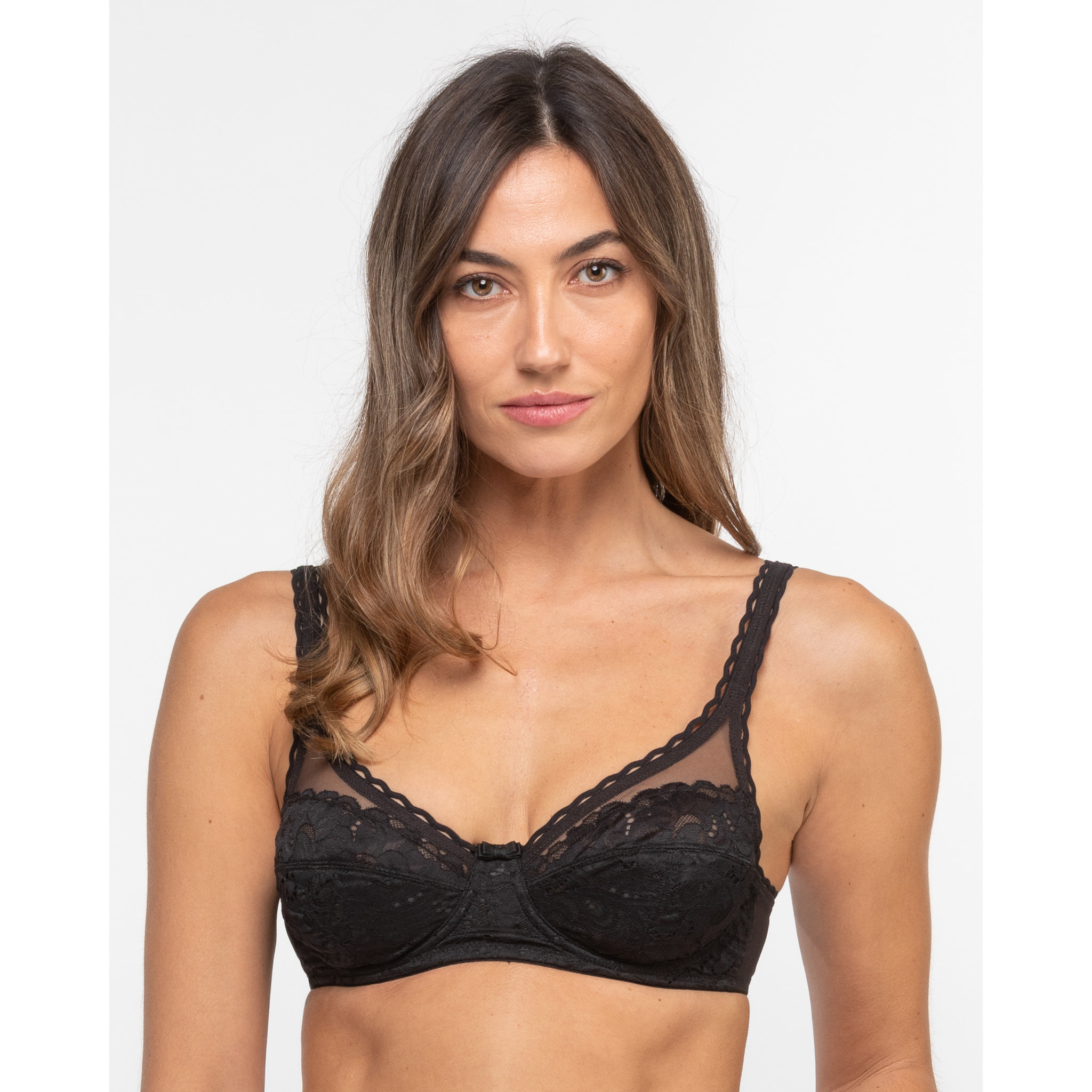 Sujetador con aros, de sujeción clásica con nuevo encaje floral, mate y femenino
