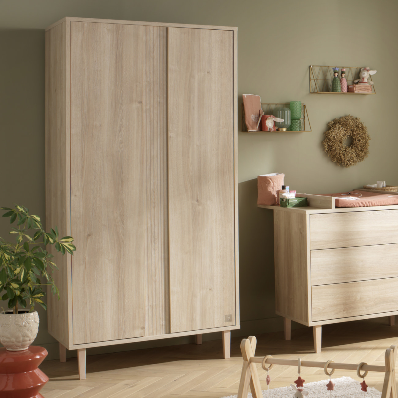 Armoire 2 portes avec détail imitation bois texturé et pieds bois