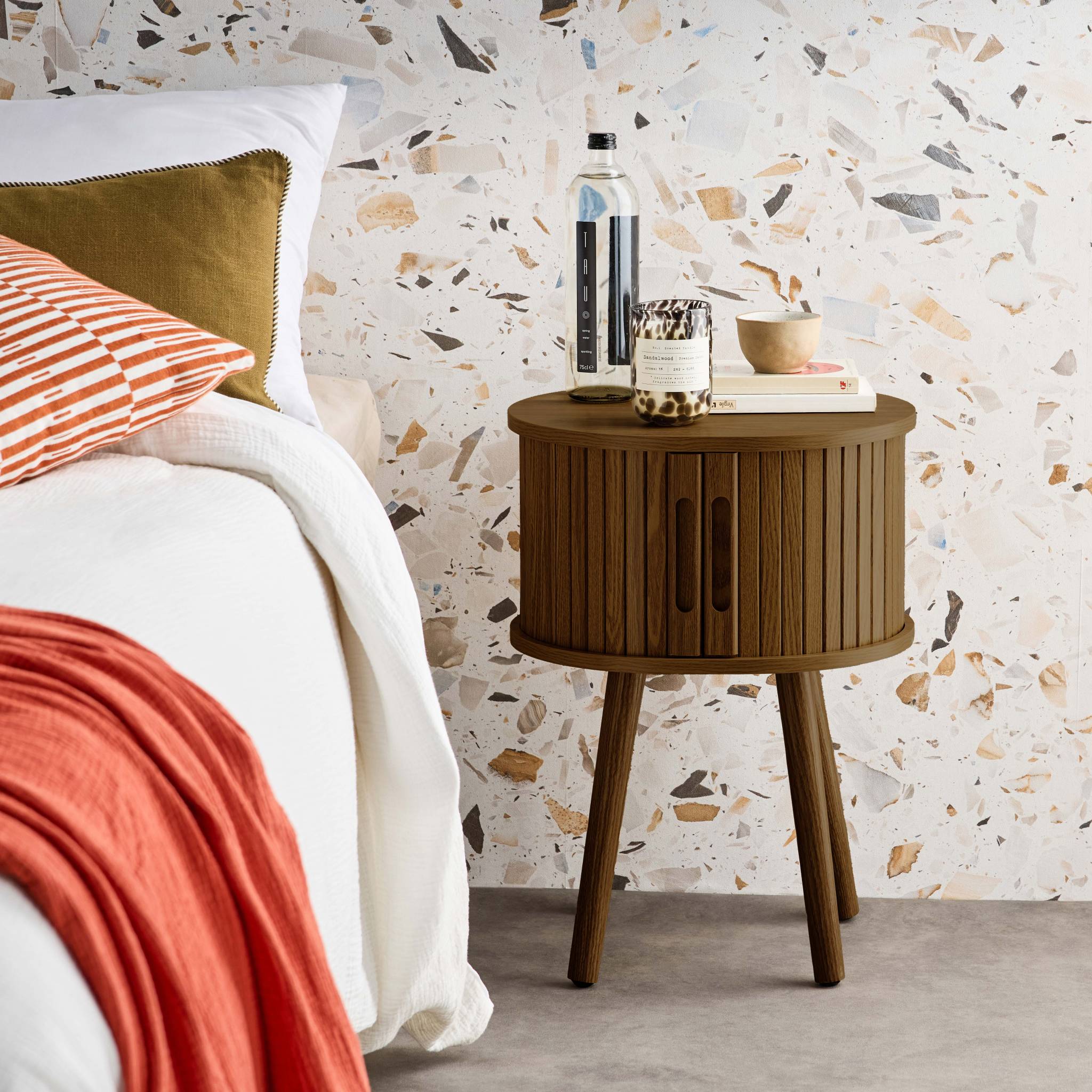 Lot de 2 tables de chevet ovale 2 portes coulissantes poignées creusées. effet bois rainuré. L40 x l34 x H54.8cm