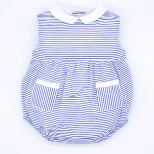 Pelele de rayas azules. Cuello y detalle en el bolsillo blanco, pantalón fruncido.
