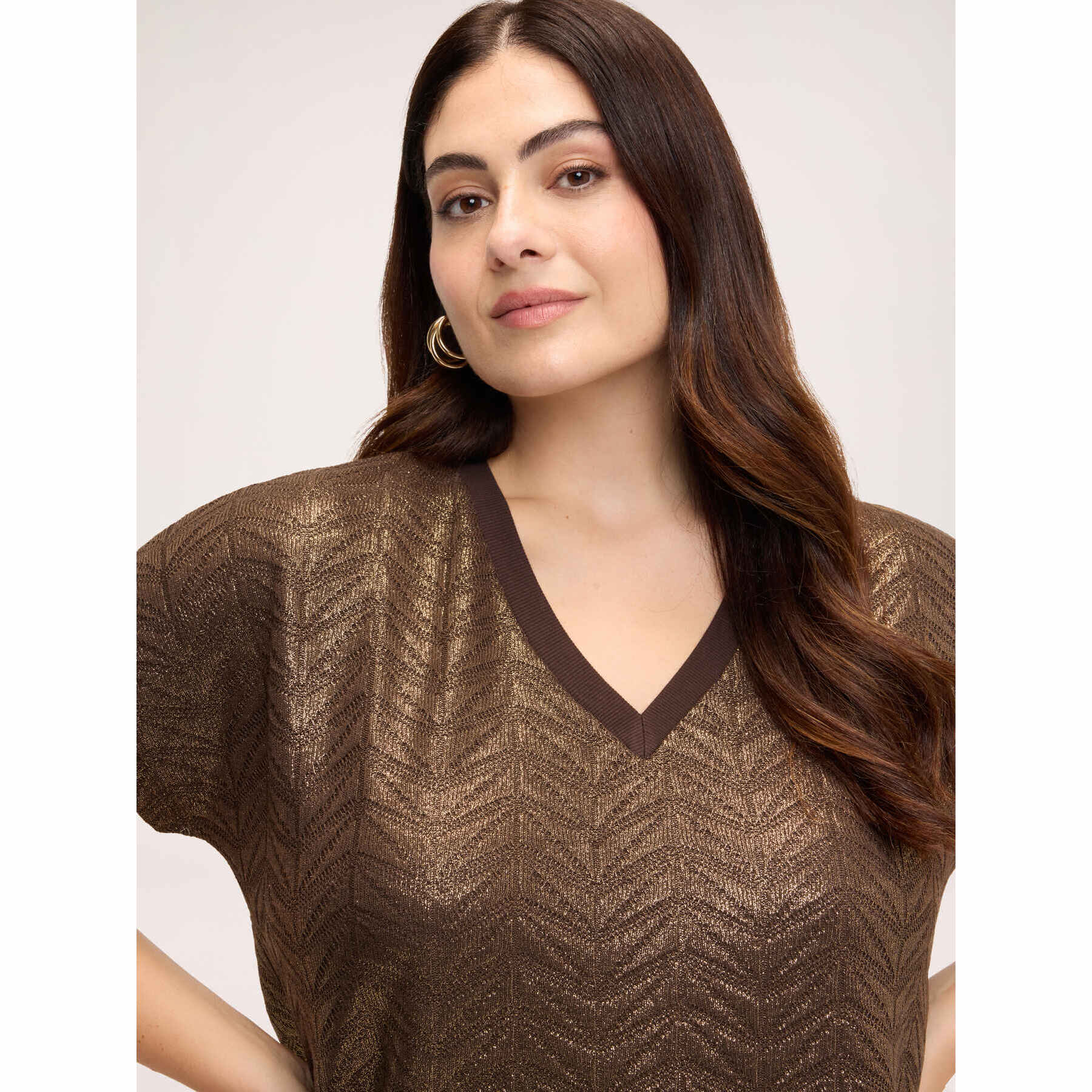 Fiorella Rubino - T-shirt in jersey laminato scollo a V - Marrone