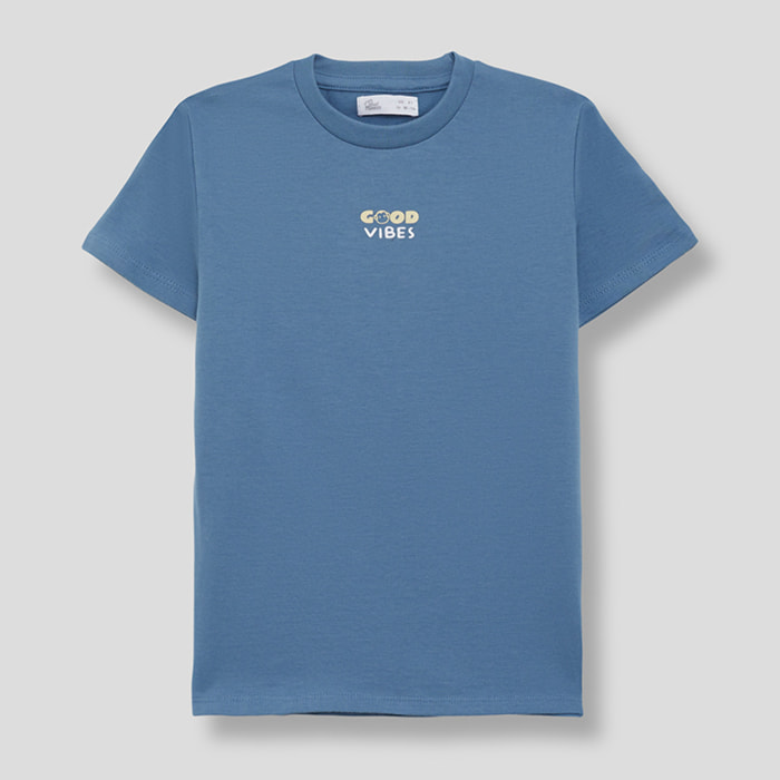Camiseta de manga corta con estampado "Good Vibes" en el pecho, corte clasico y cuello redondo | Color: Azul medio | Street Monkey