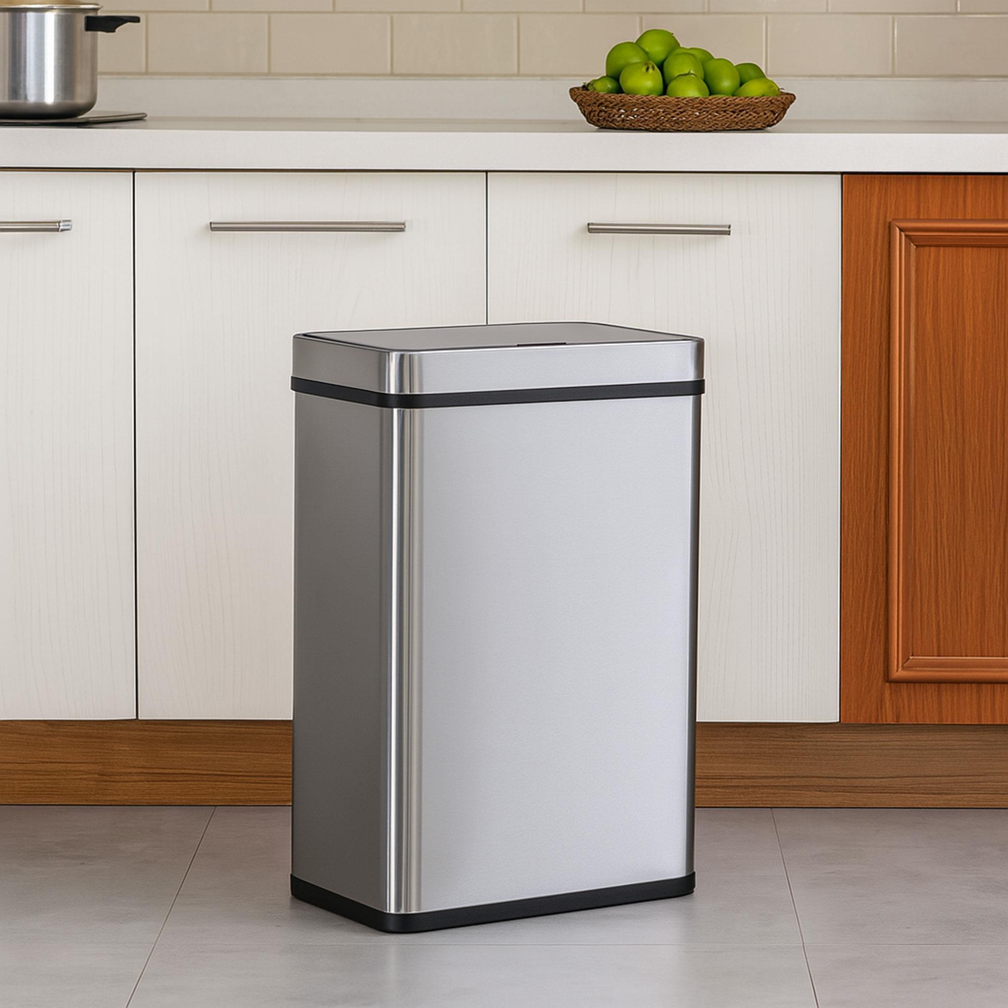 Cubo de basura de color metálico en acero inoxidable con sensor automático y filtro antiolor.