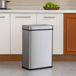 Cubo de basura de color metálico en acero inoxidable con sensor automático y filtro antiolor.