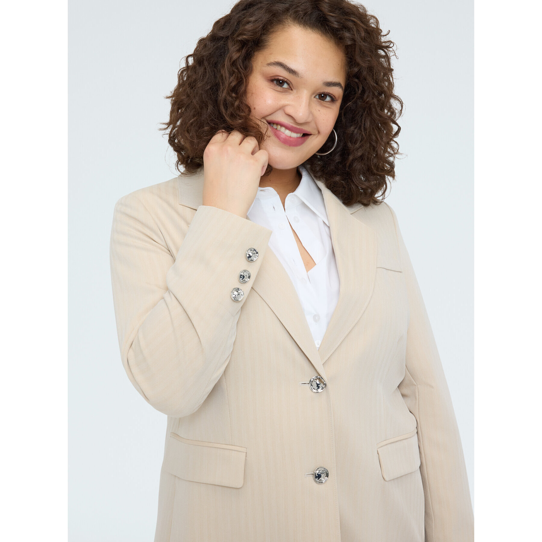 Fiorella Rubino - Blazer efecto raya diplomática con botones joya - Beige