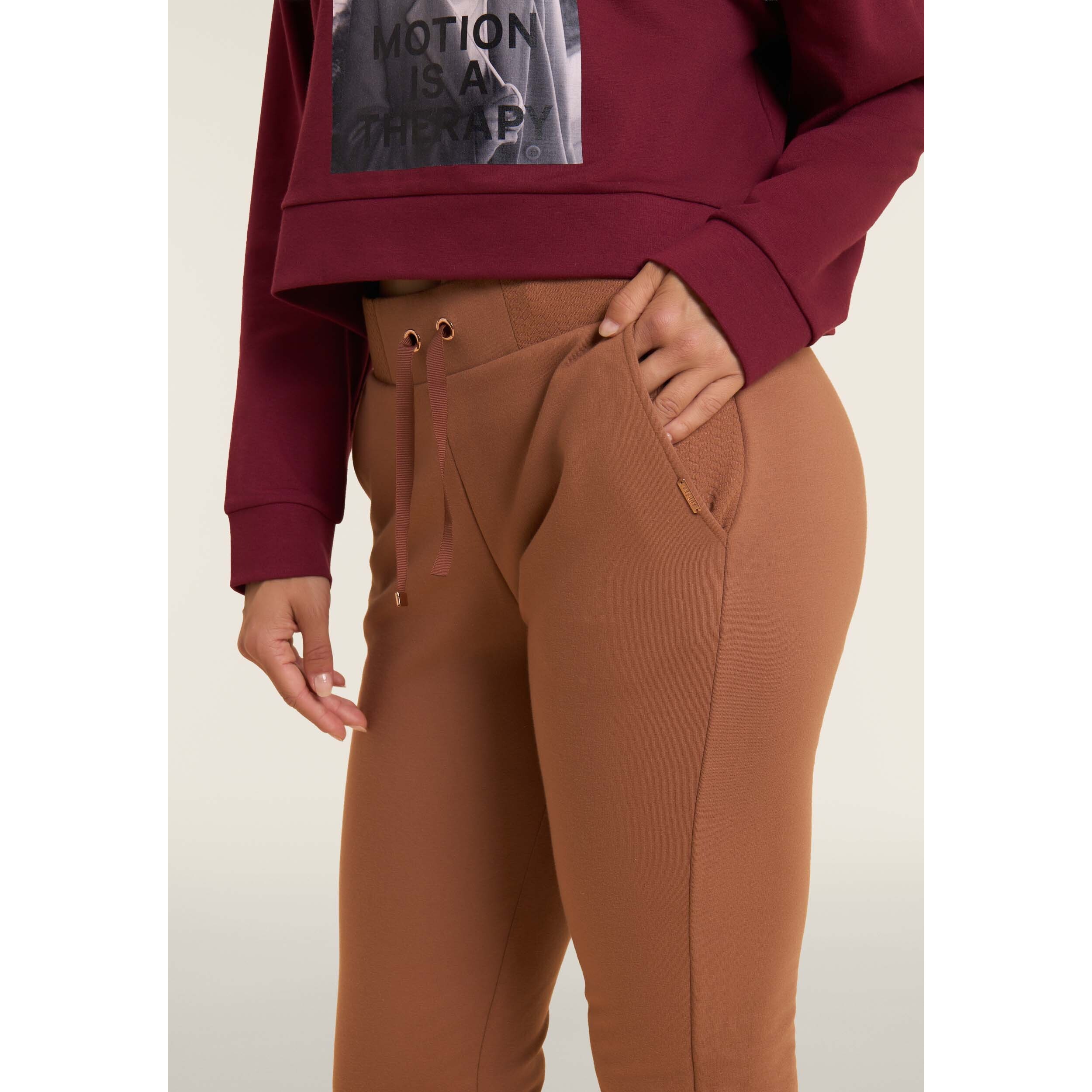 Pantaloni donna regular morbidi con dettagli micro-trecce