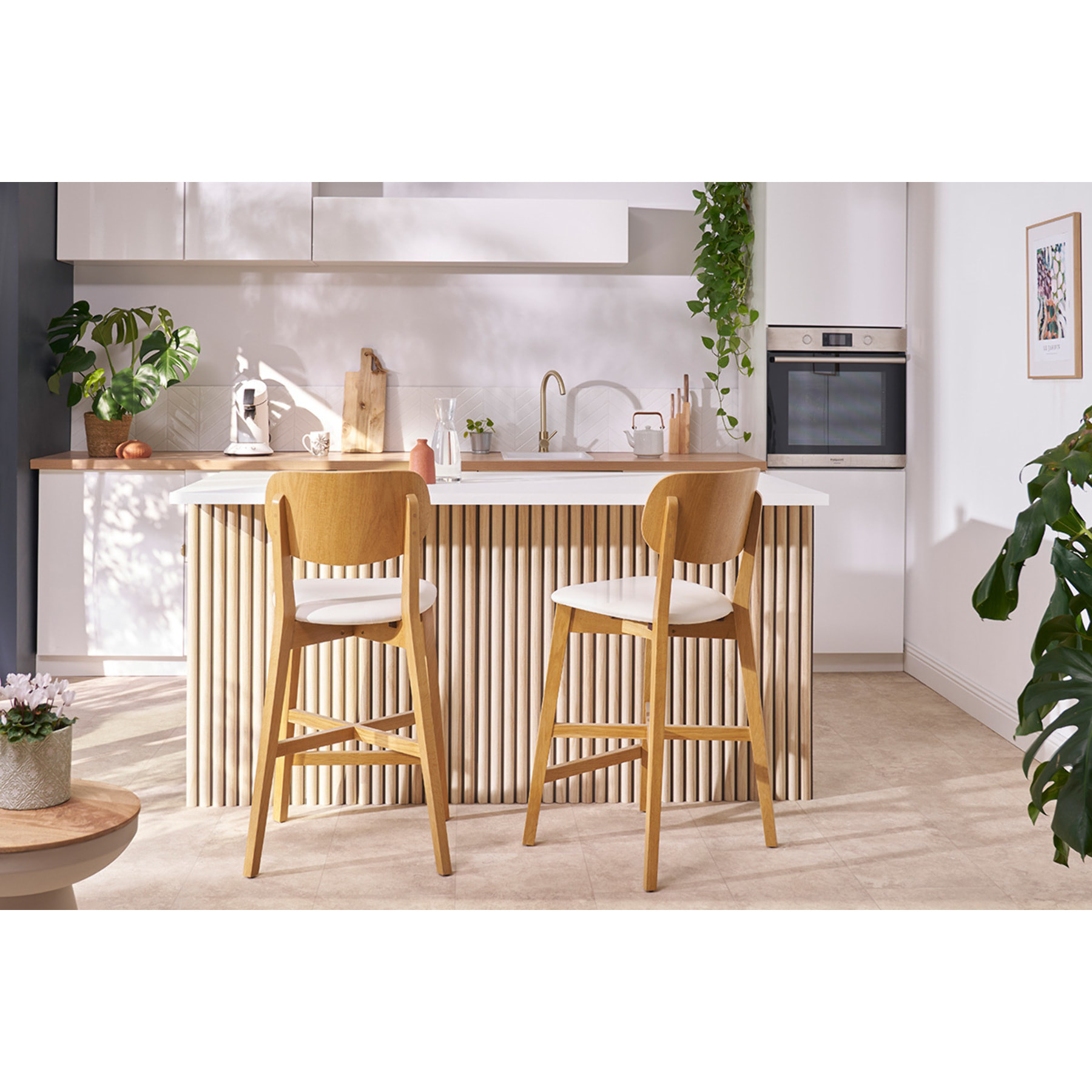 Tabouret de bar en bois clair chêne et tissu effet velours texturé vert kaki H65 cm LUCIA