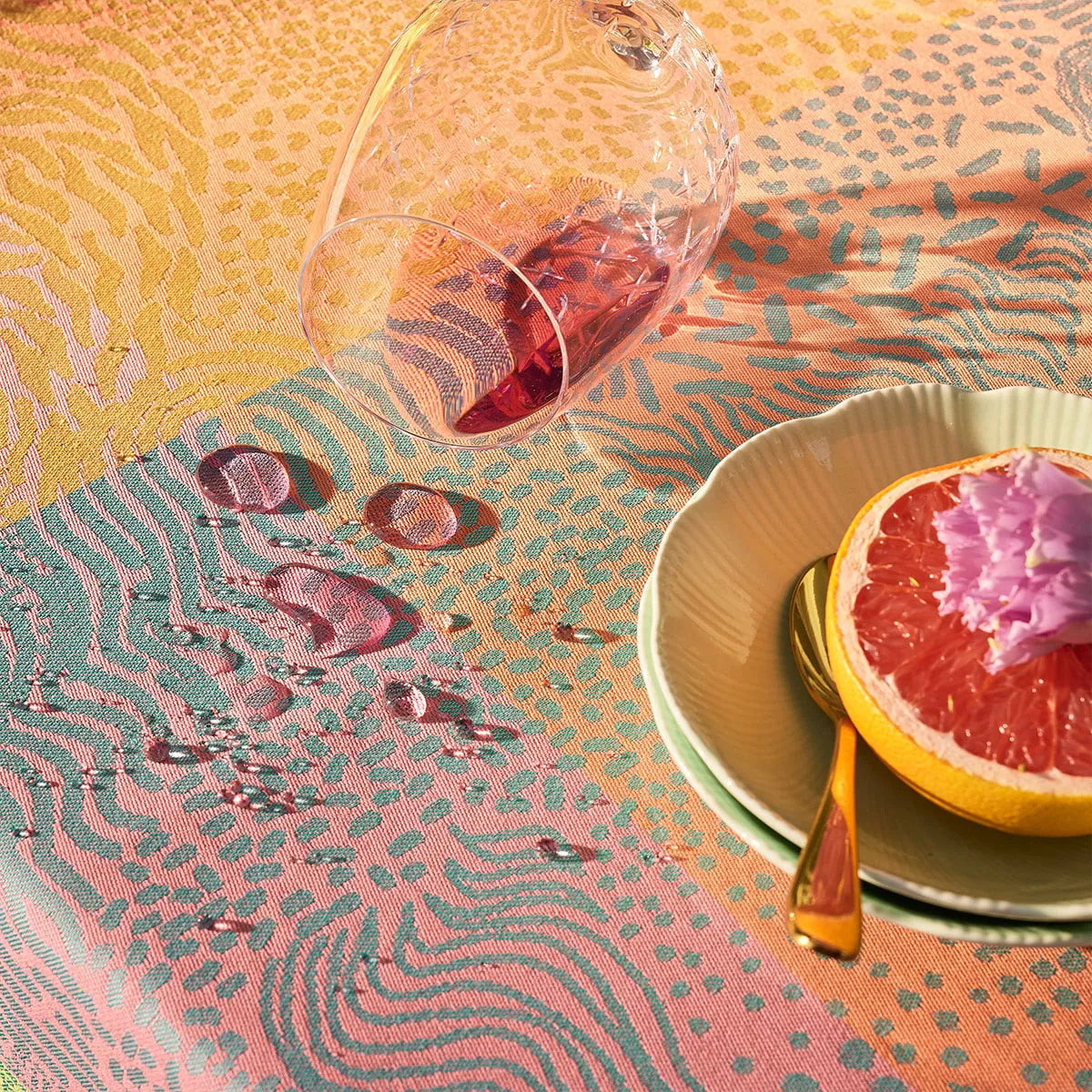 Nappe pur coton enduit motif jacquard bleu jaune orange Mille vagues exotique
