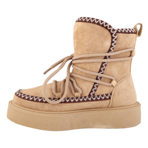 Stivaletti in simil camoscio imbottiti con stringhe e ricamo