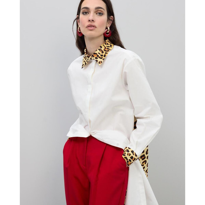 Blusa in popeline con stampa animalier a contrasto