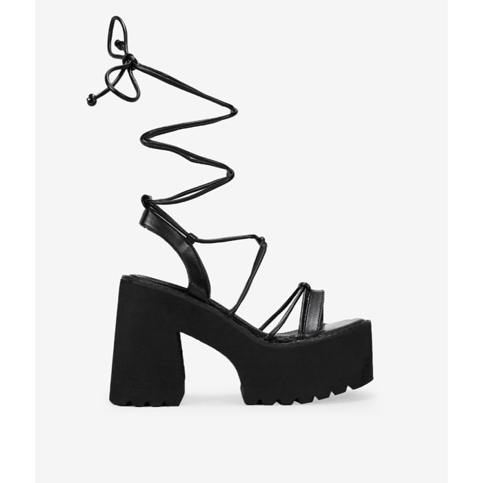 Sandalias de tacón negras con plataforma y cuerdas