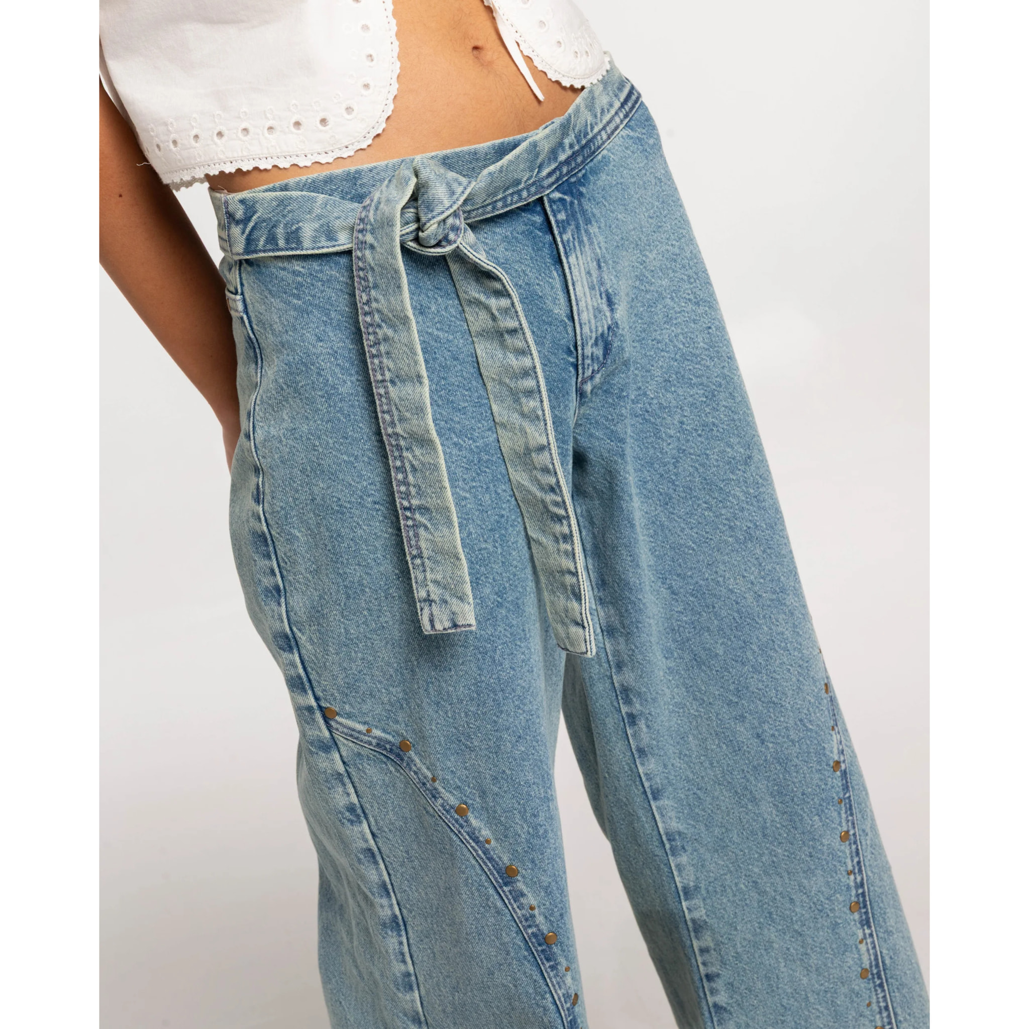 Vaqueros rectos con lazada de mujer