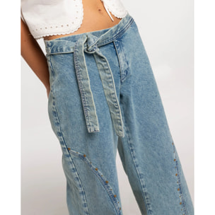 Vaqueros rectos con lazada de mujer