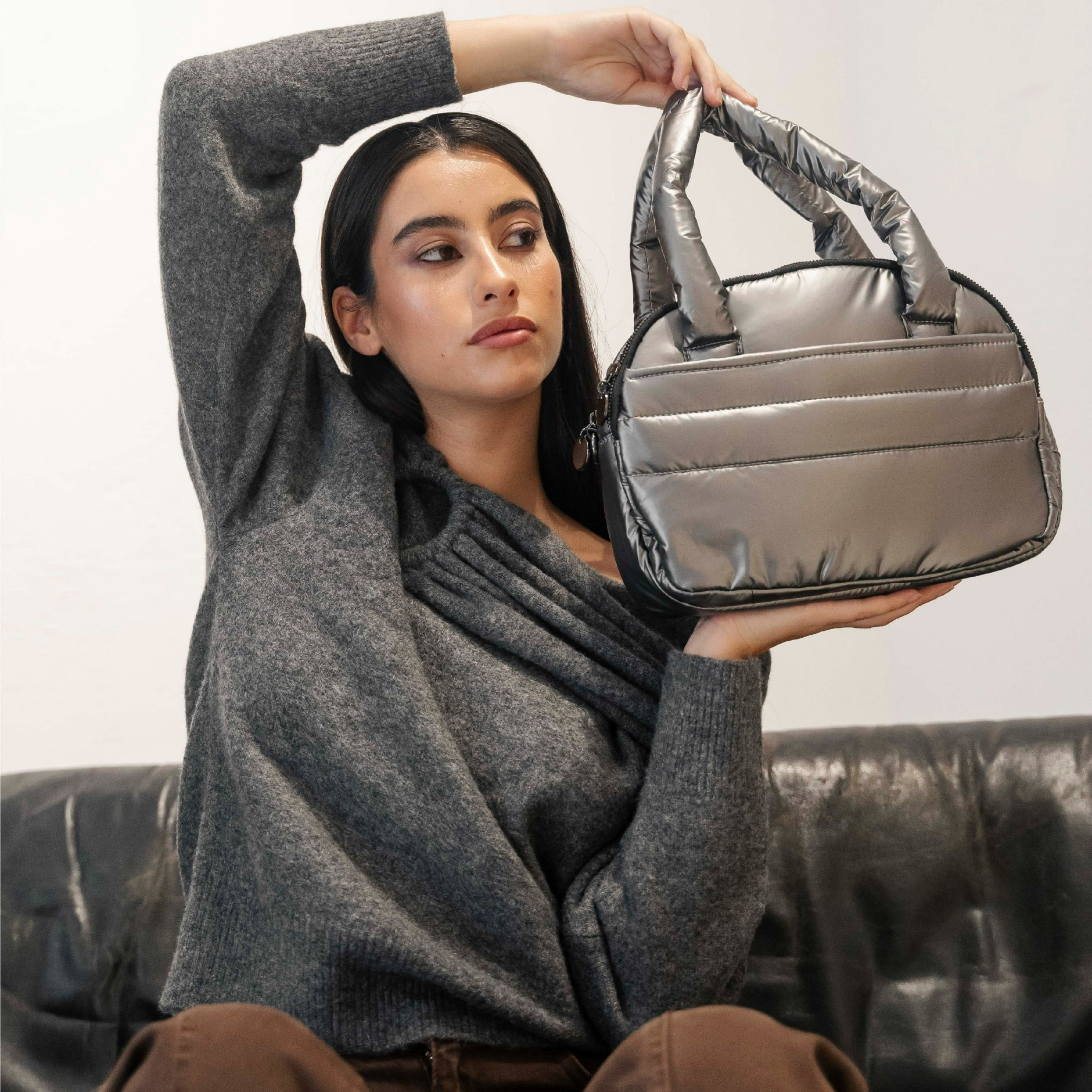 Bolso plomo acolchado con doble cremallera