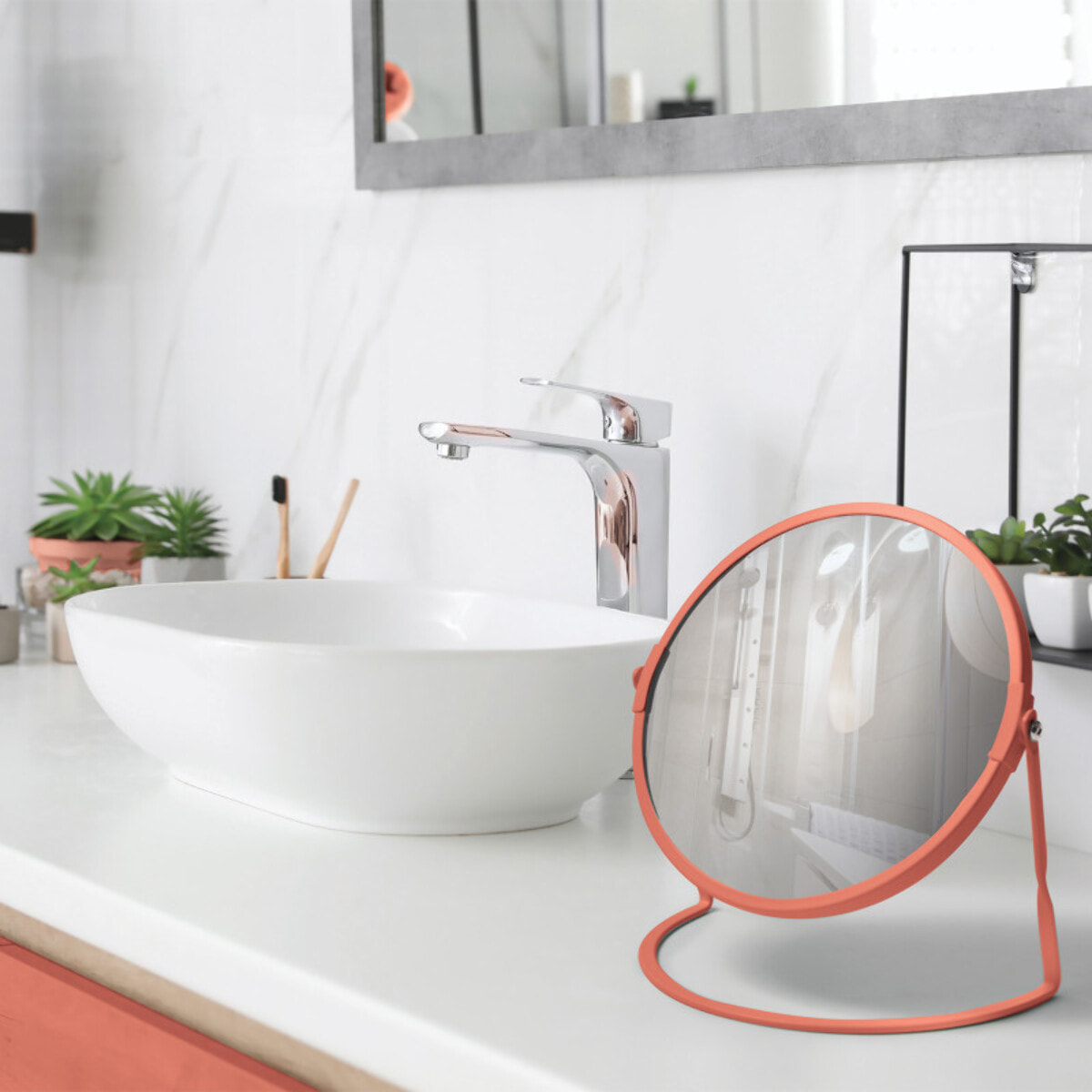 Miroir grossissant sur pied Acier AKIRA Terracotta mat Spirella