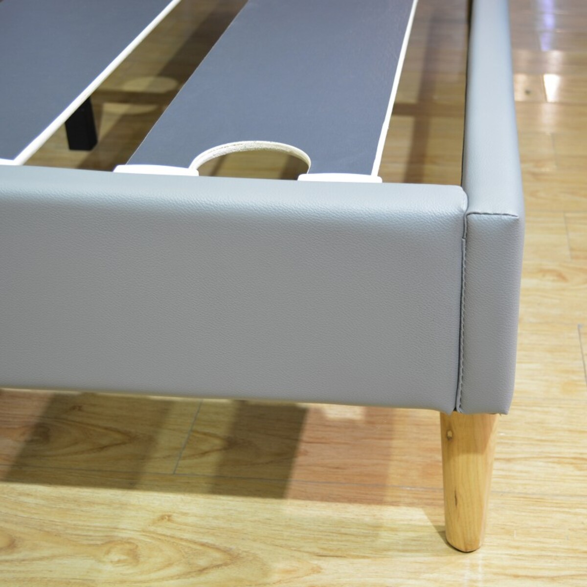 Sommier à lattes flexibles | Robuste et confortable | Cadre à lattes & pieds scandinaves | Suédine | Beige