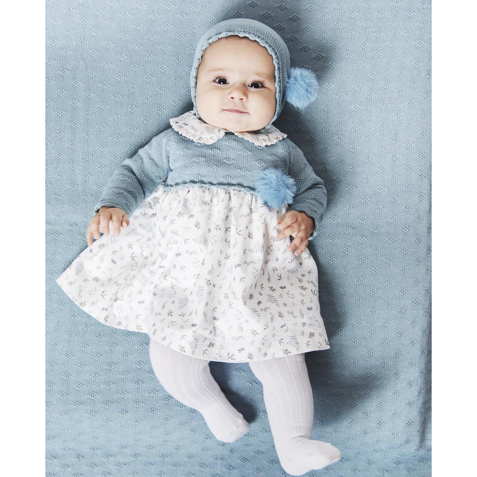 Vestido azul y estampado con pompón