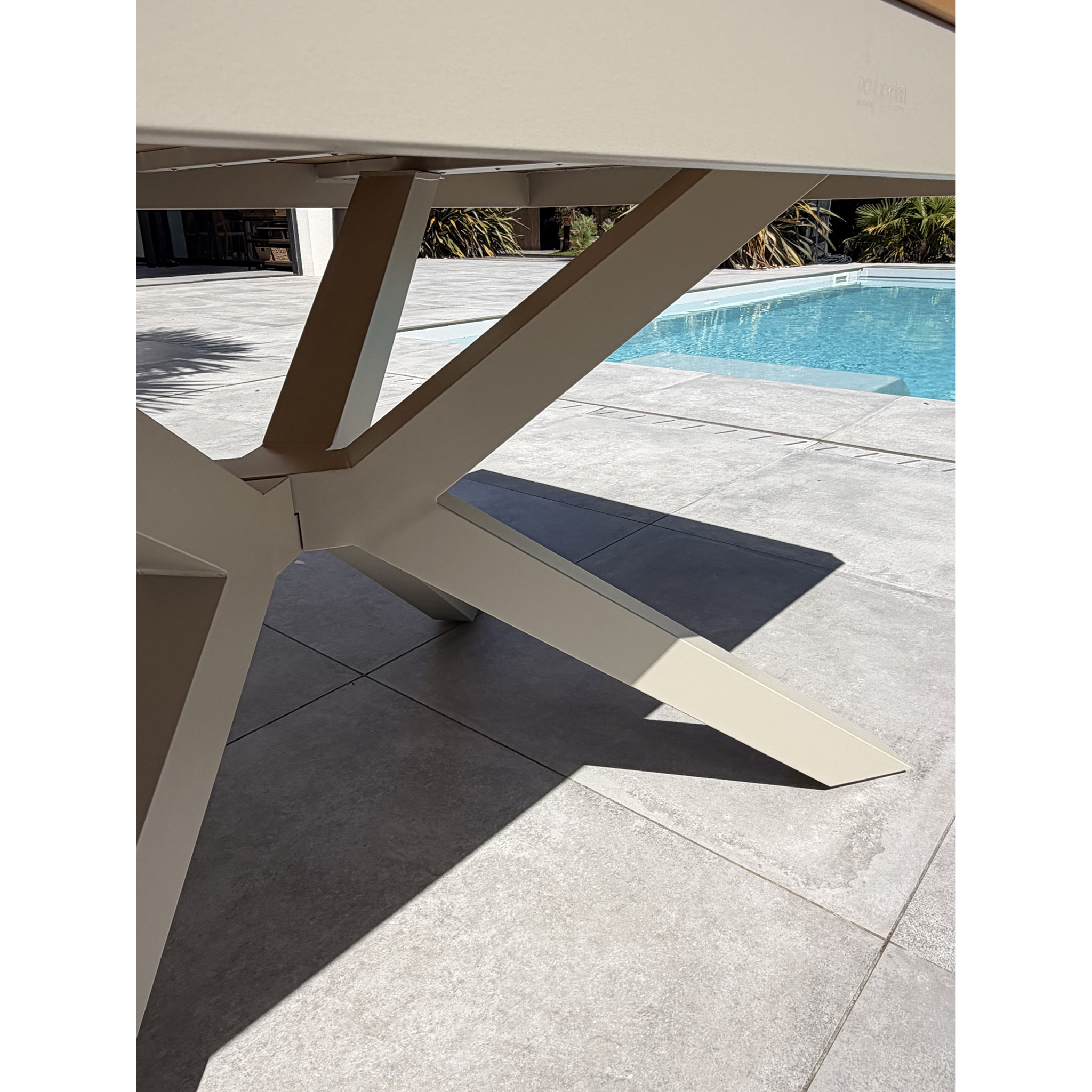 LAMU - Table de jardin en alu plateau polywood  aspect bois - Grège