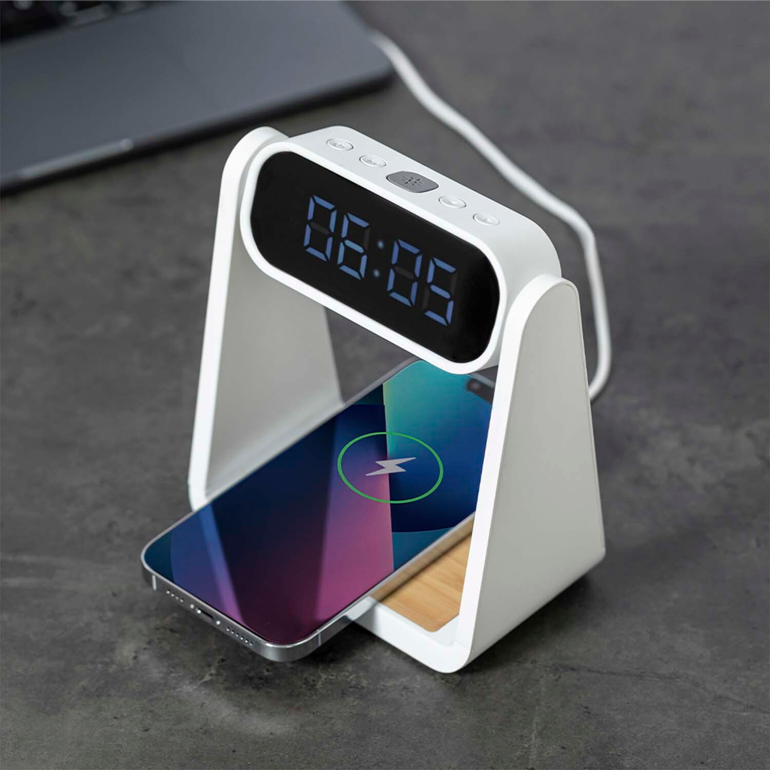 Orologio multifunzione Darret con schermo retroilluminato, funzione lampada e caricatore wireless integrato da 10W.