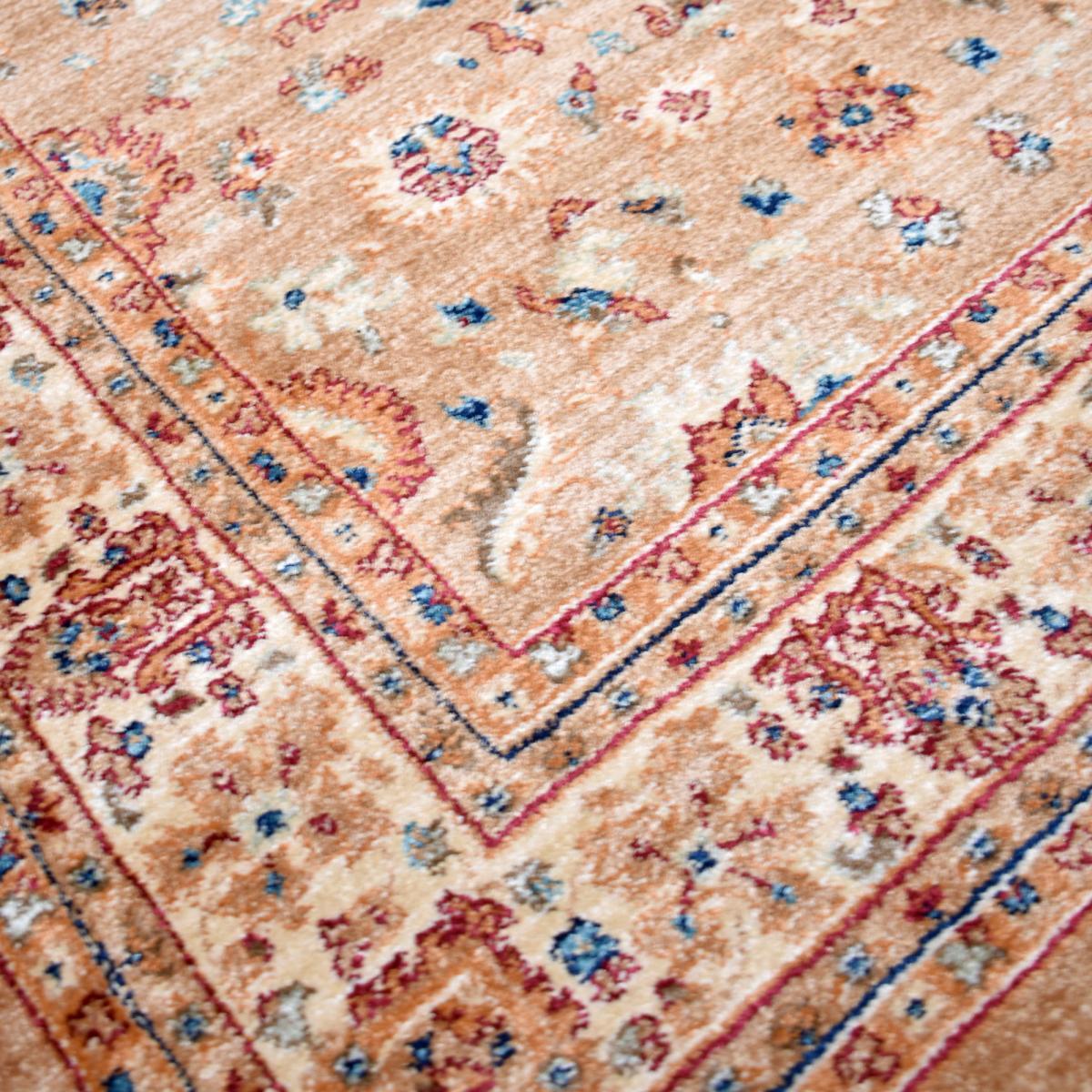 Tapis Boki rouge et beige aux motifs floraux d'inspiration Orientale