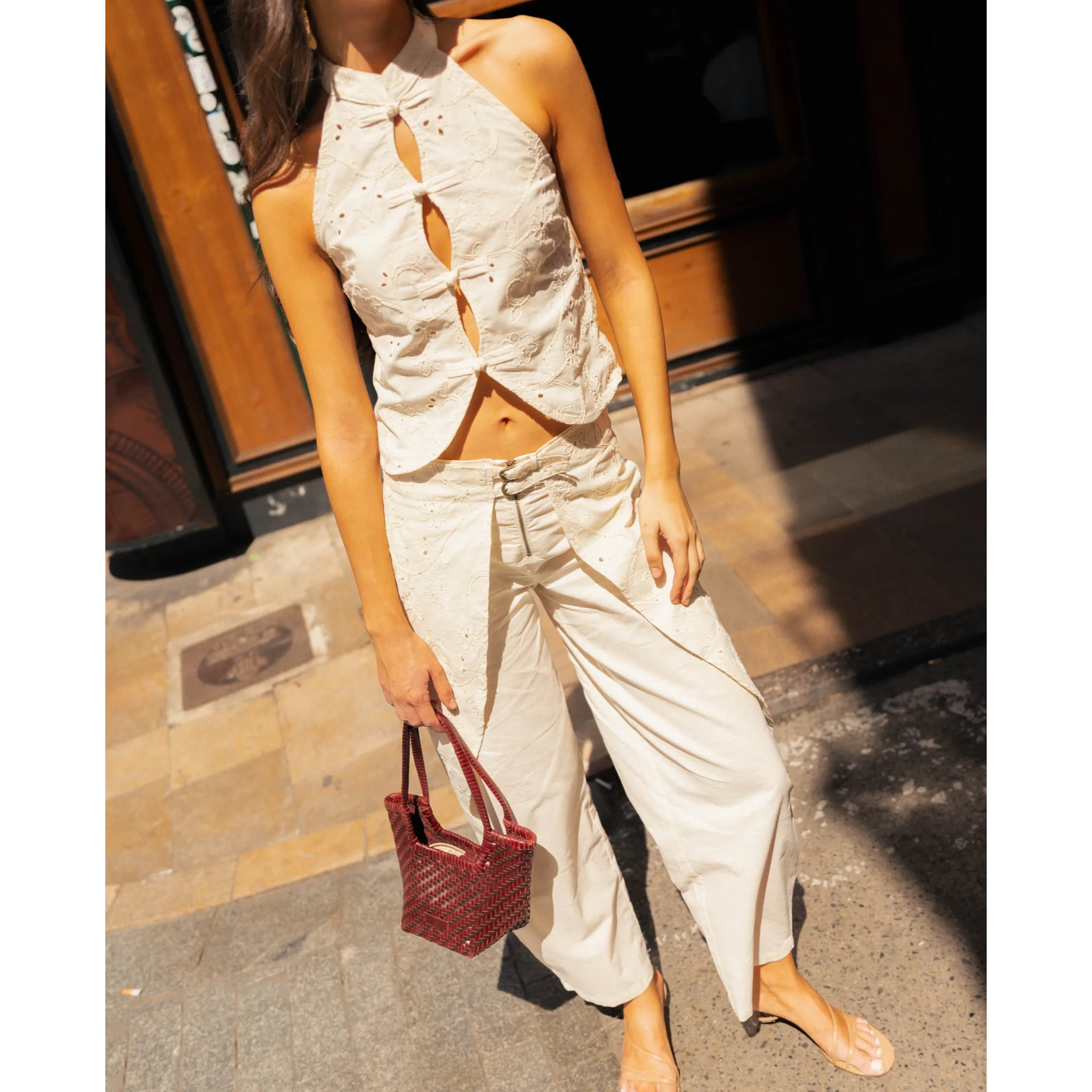 Top crudo con bordados y cuello mao de mujer