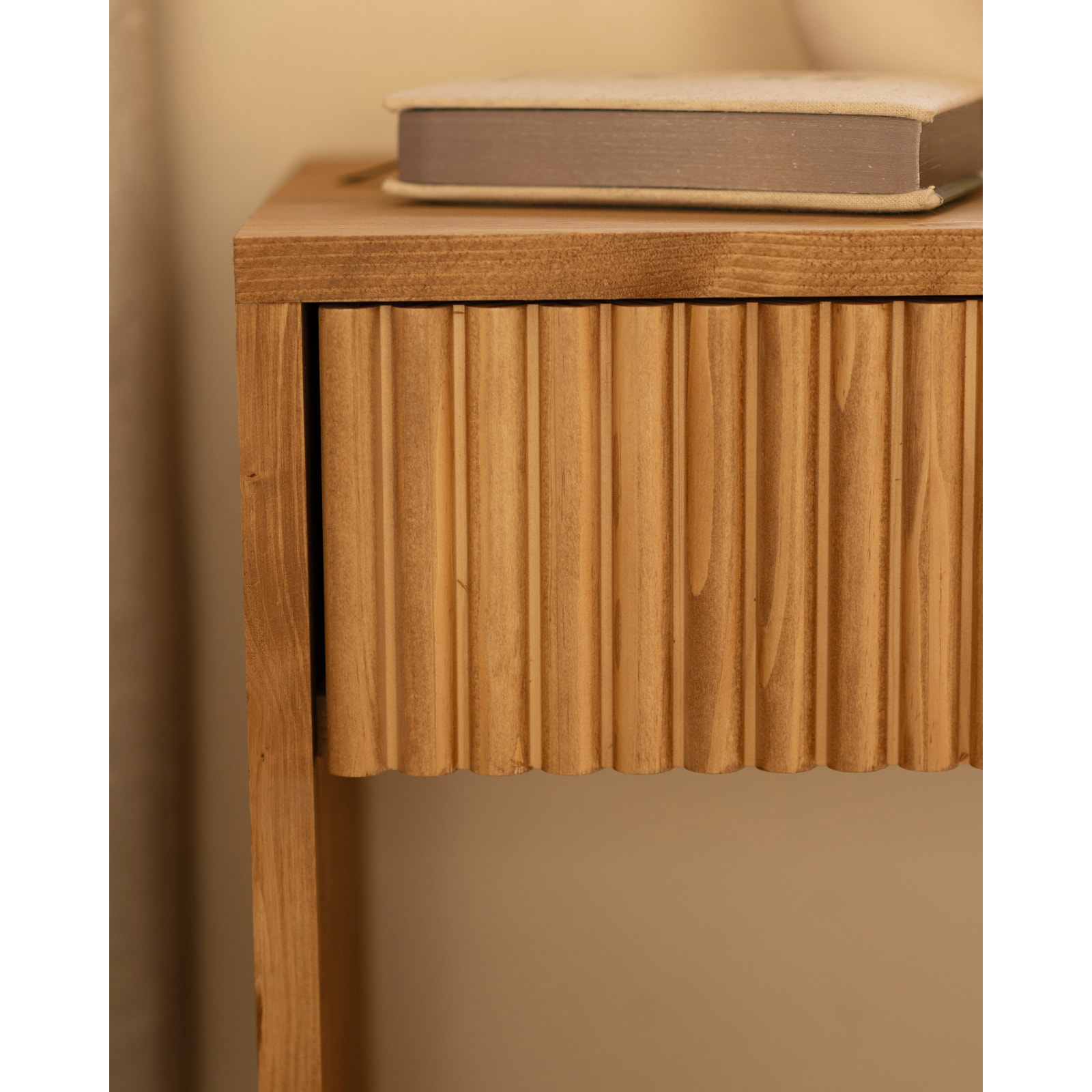 Pack de 2 tables de chevet en bois massif avec un tiroir ton chêne moyen en différentes tailles