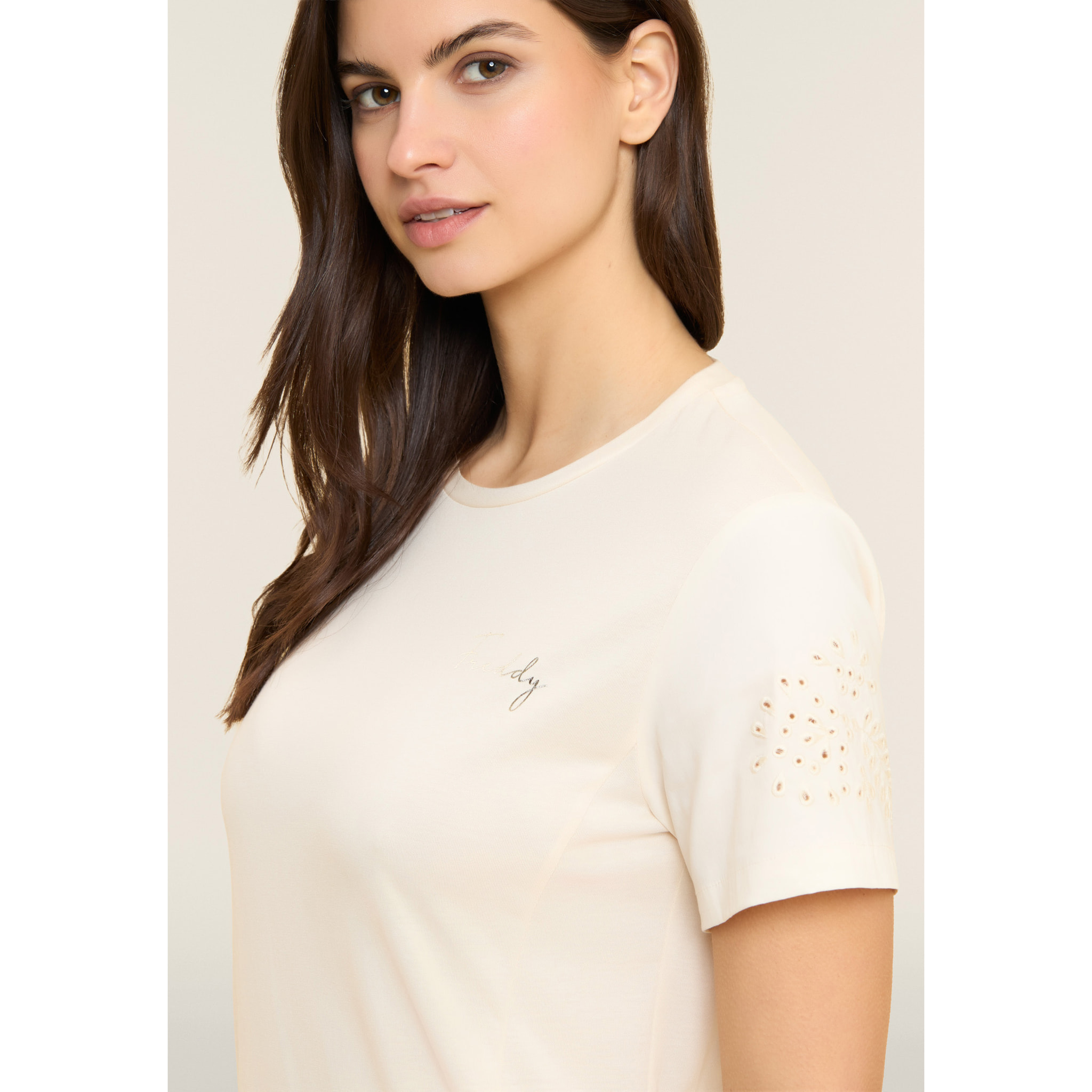 Abito con Ricamo Sangallo sulle Maniche