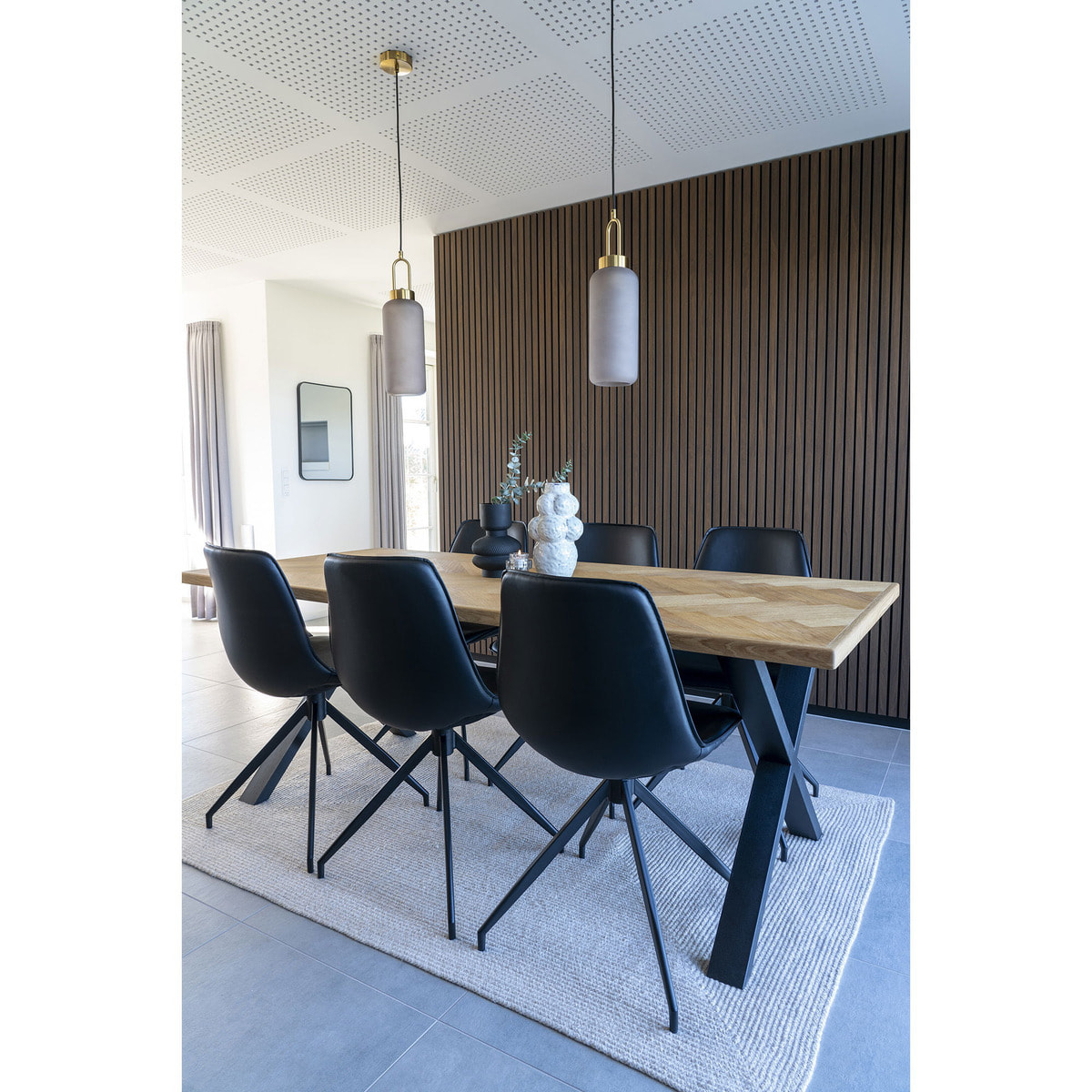 Set 2 sedie da pranzo girevoli Monaco in ecopelle nera con gambe nere