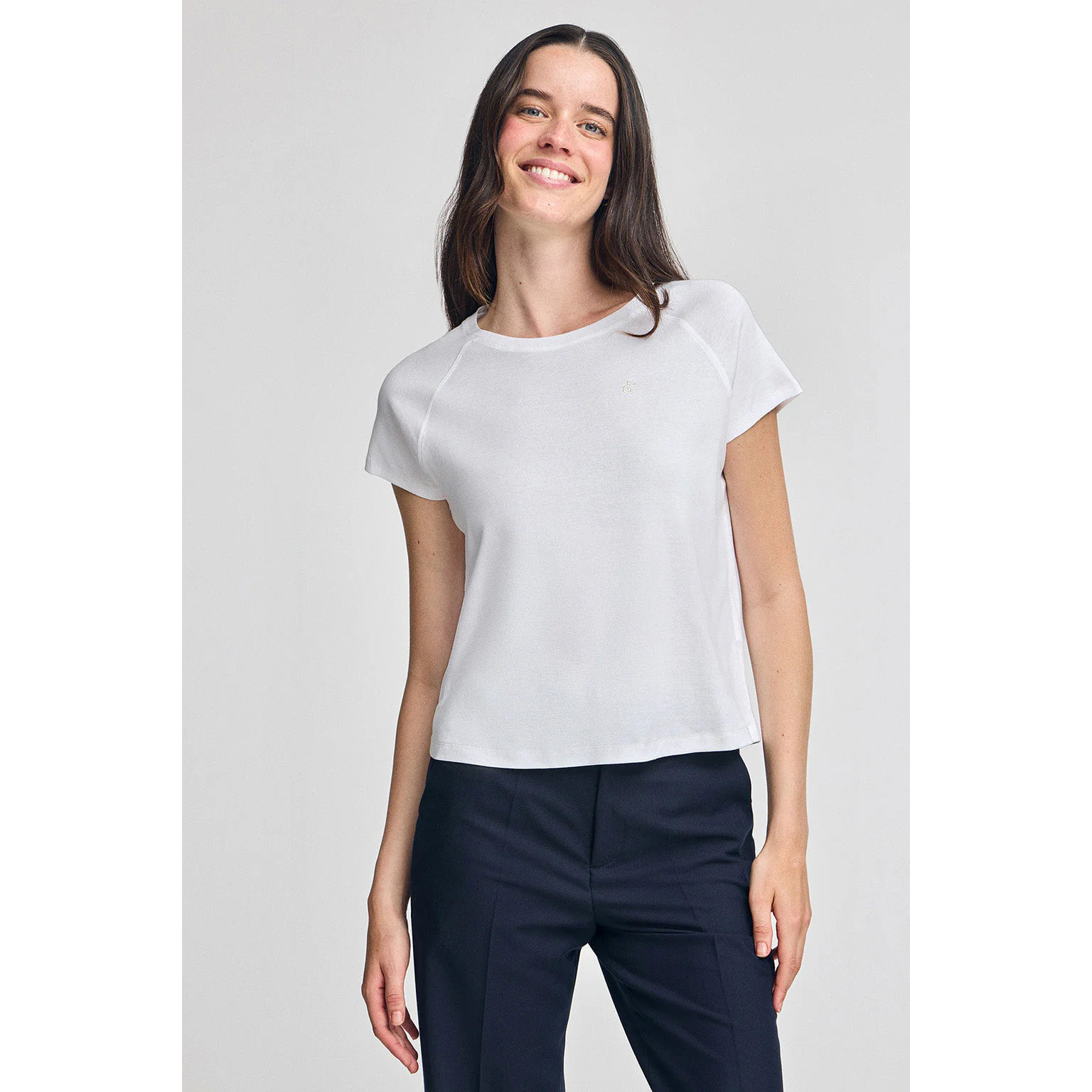Camiseta blanca Hesperia con monograma bordado