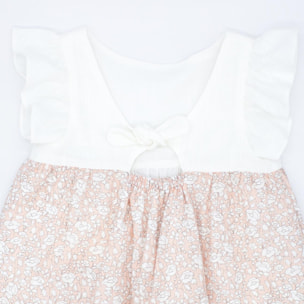 Vestido con el cuerpo en blanco y falda estampada de flores albaricoque. Con volantes en las sisas, falda fruncida de volantes.