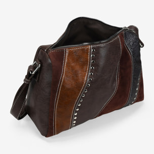 Bolso bandolera marrón con cremallera y tachas