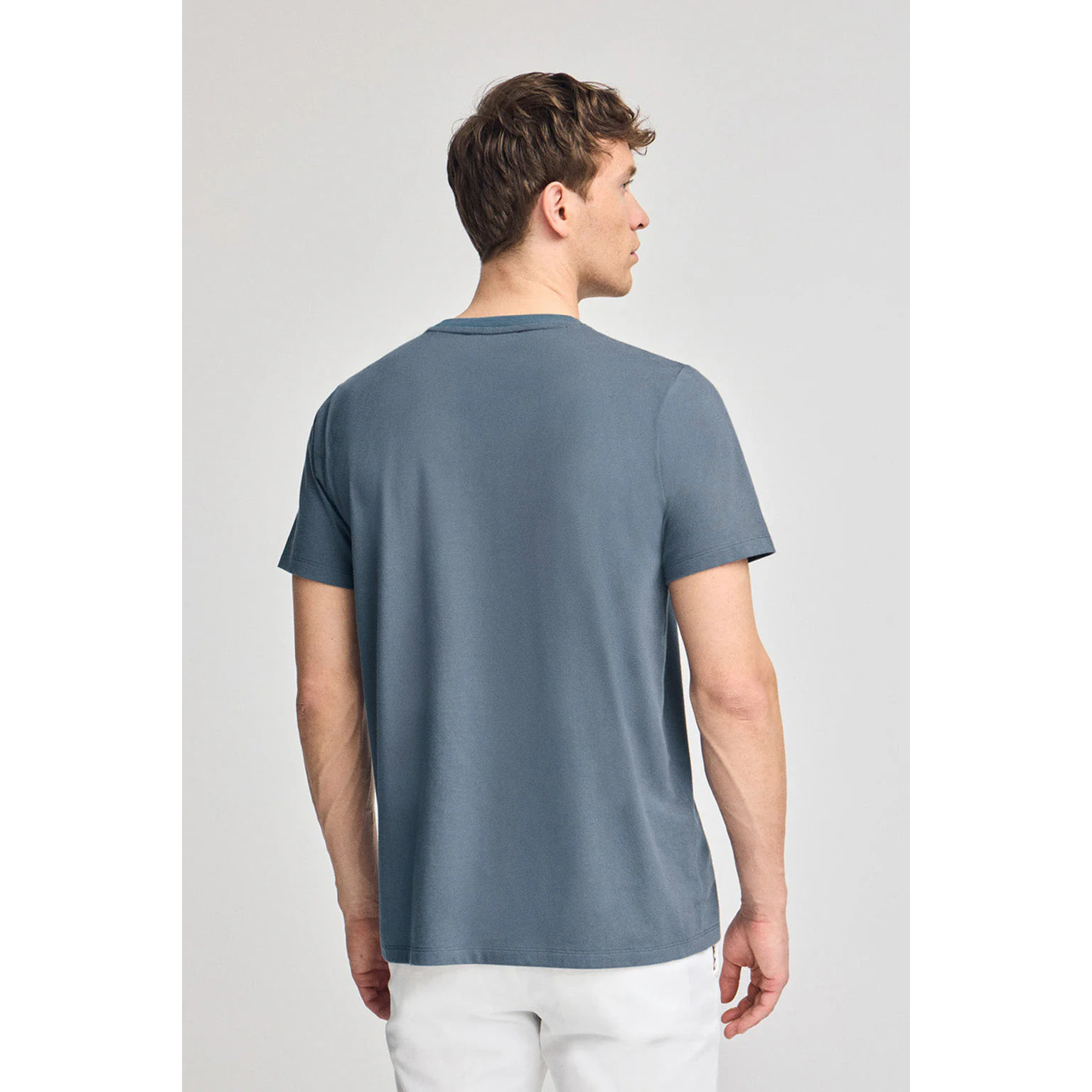 Camiseta azul denim básica de cuello redondo con detalle bordado