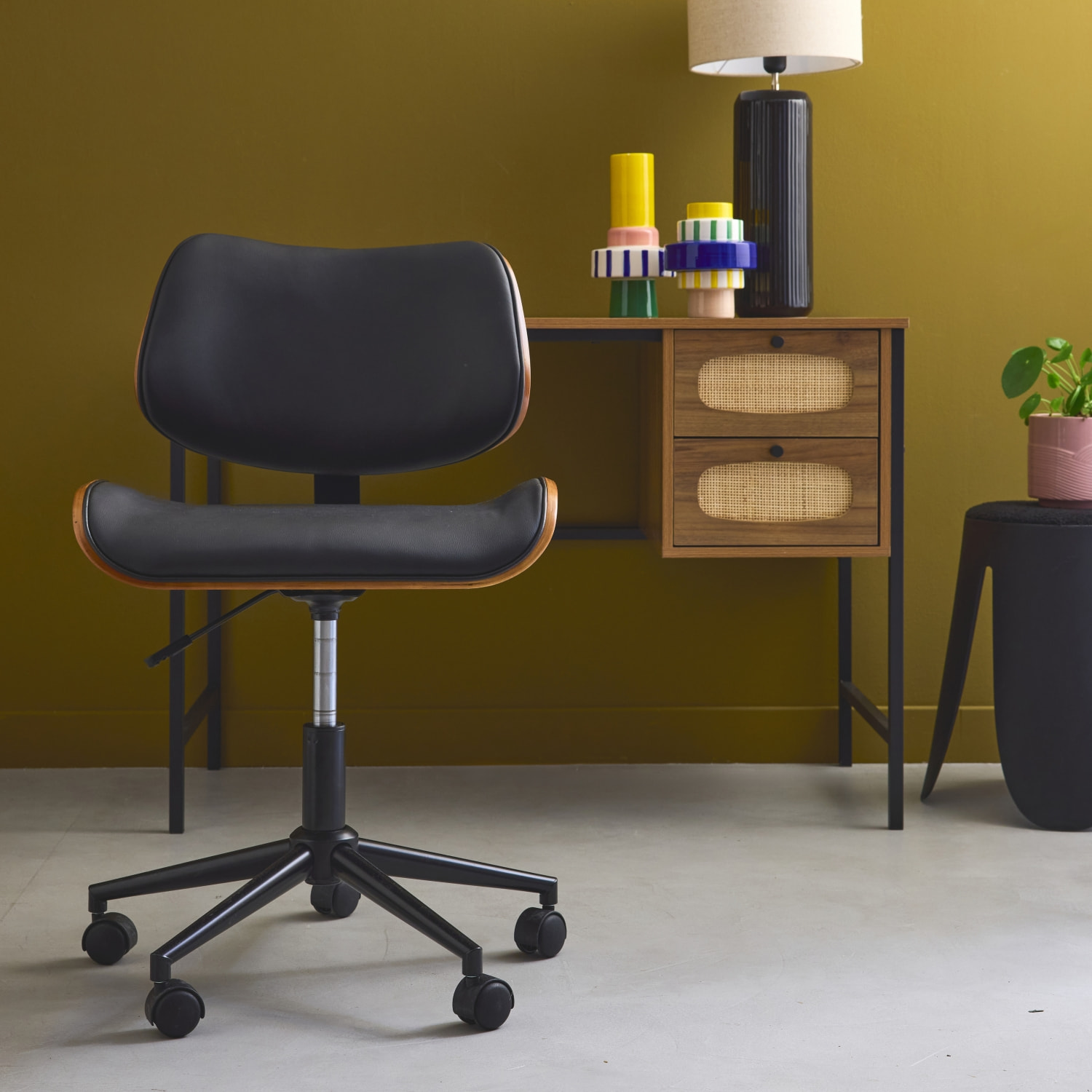 Chaise de bureau à roulettes décor bois courbé placage effet noyer et simili cuir noir