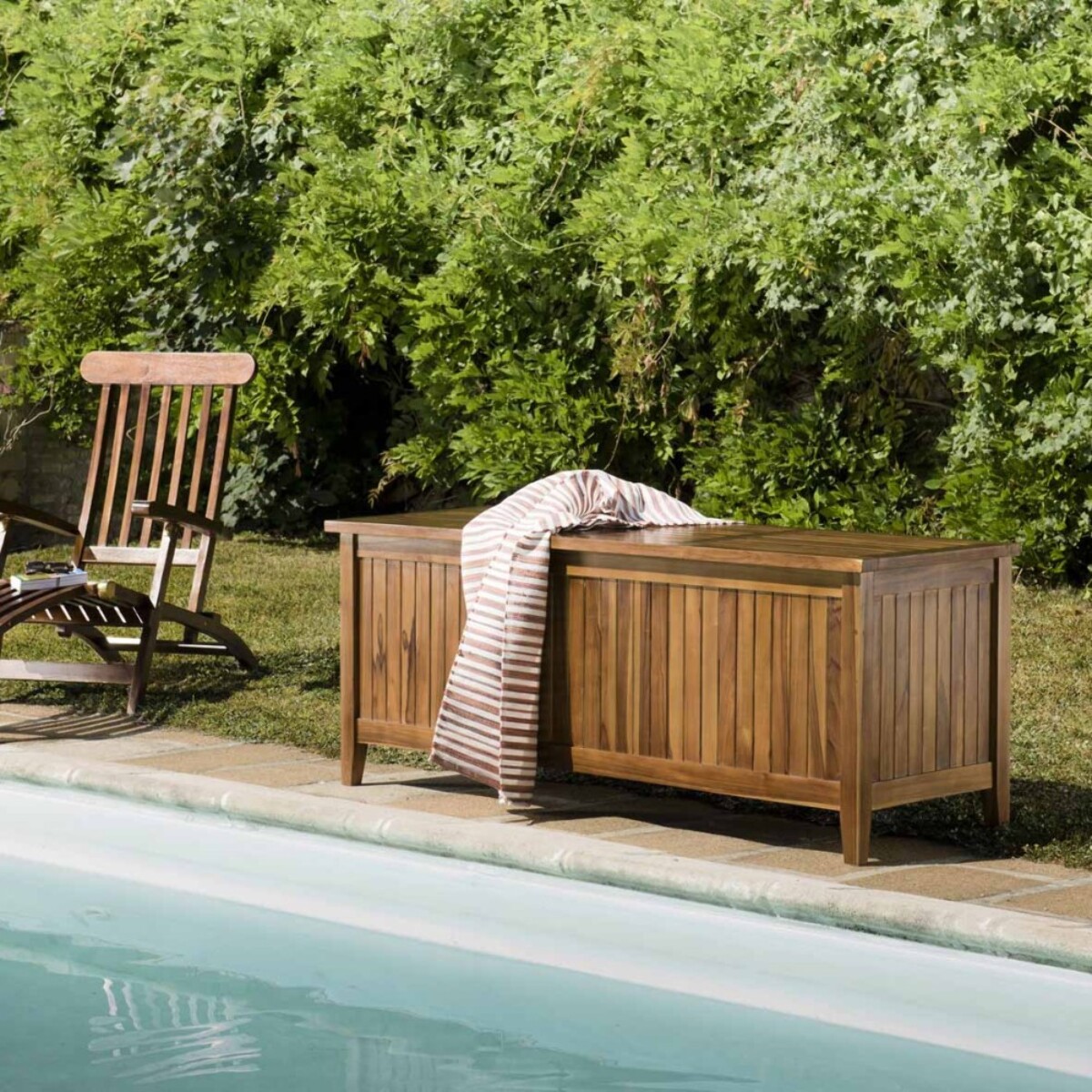 MAEVA - Coffre de jardin piscine en bois teck huilé 165x55cm