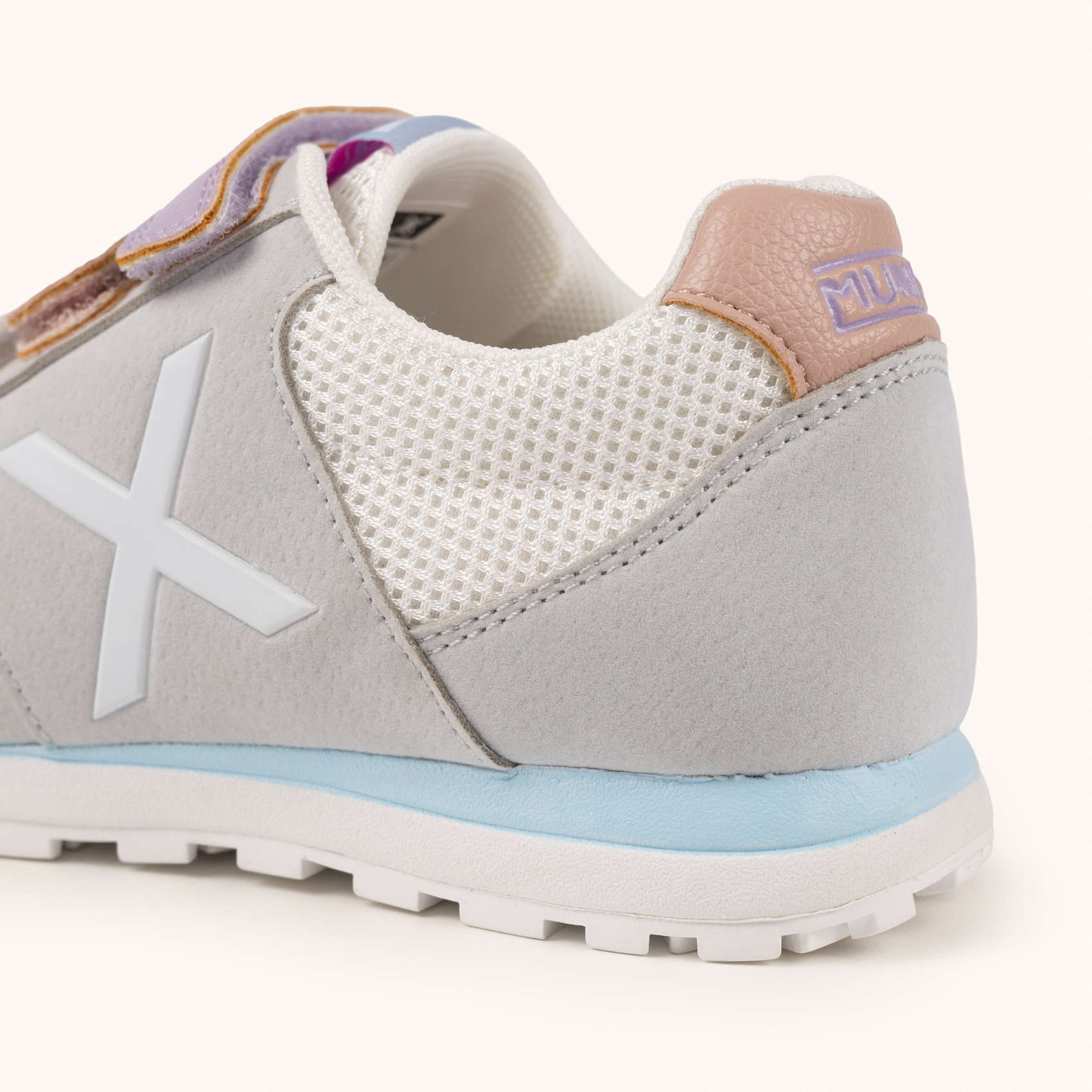 MUNICH DASH KID VCO 2.0 175 Zapatilla Retro Running Infantil Gris con Triple Velcro Pastel y Detalles Azules y Rosas