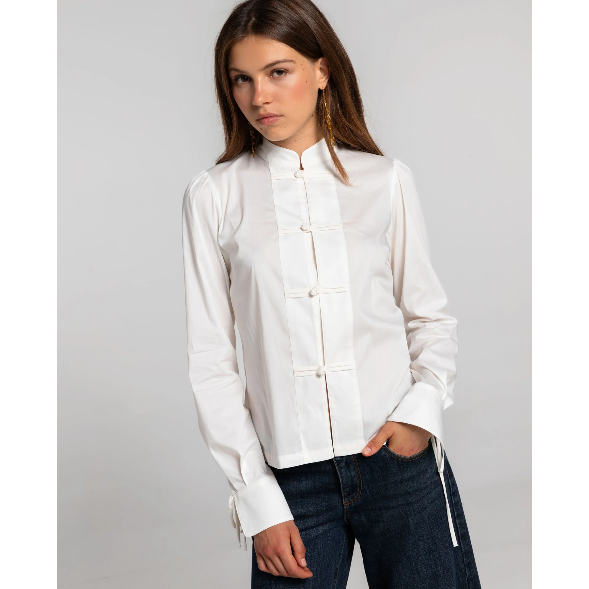 Blusa cruda con cuello mao y 4 alamares de mujer