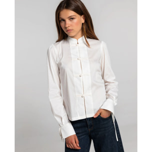 Blusa cruda con cuello mao y 4 alamares de mujer