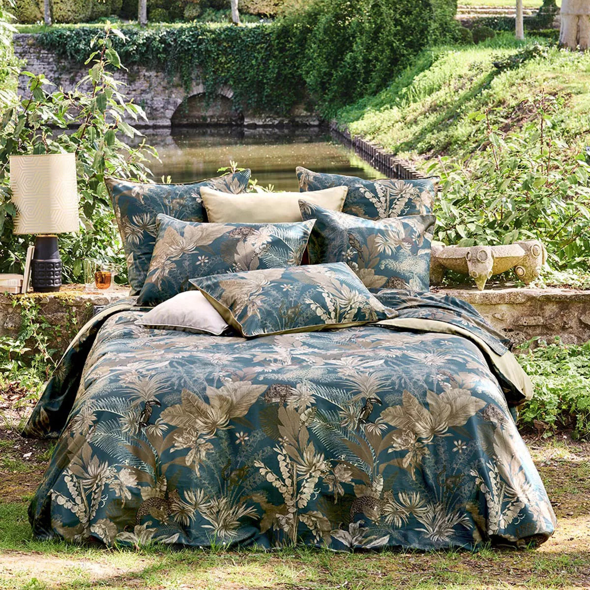Drap plat satin de coton imprimé bleu marron Rainforest bleu dore