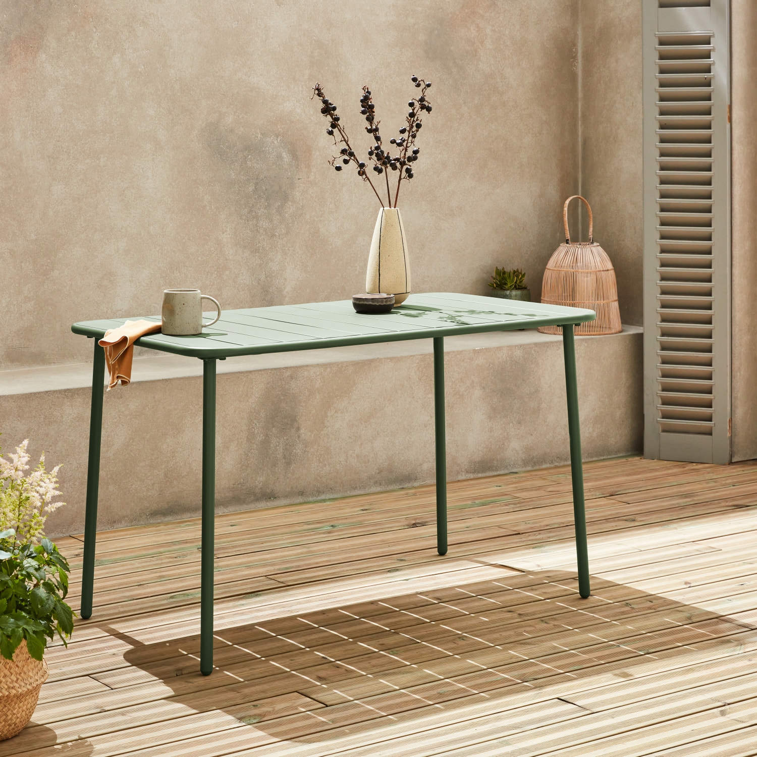 Table de jardin métal 4 places. vert. Amelia. 120x70cm. traitement antirouille. lattes et bords arrondis