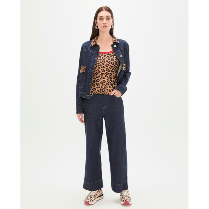 Giacca corta in denim con dettagli leopardati su colletto e risvolto.