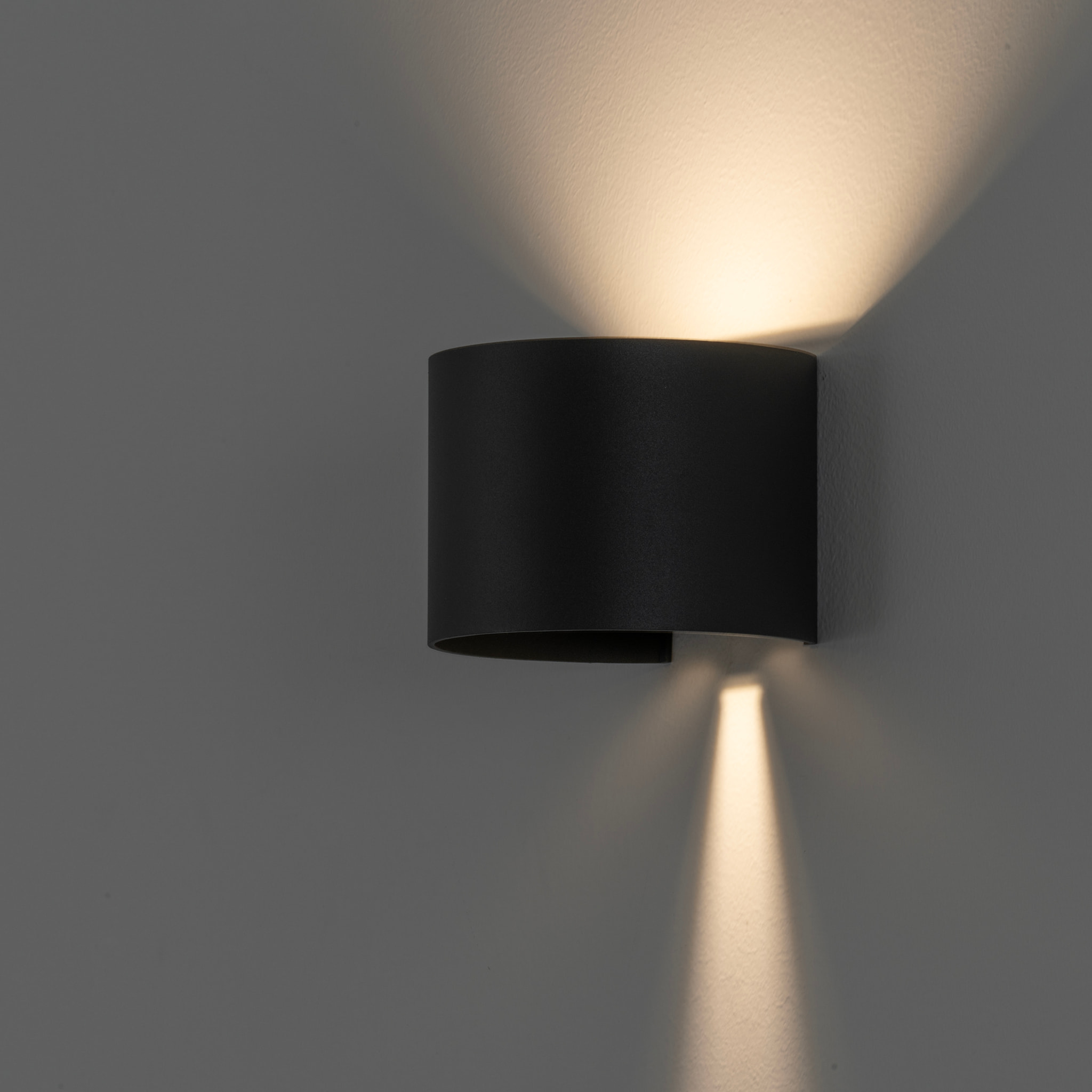 FORLIGHT Axis Round aplique exterior en forma oval con led en blanco cálido 3000K en color gris urbano