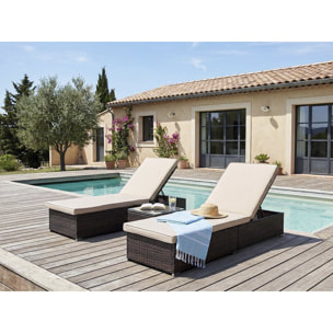 Lot de 2 bains de soleil en résine tressée avec coussins et table basse "Alice" - Marron