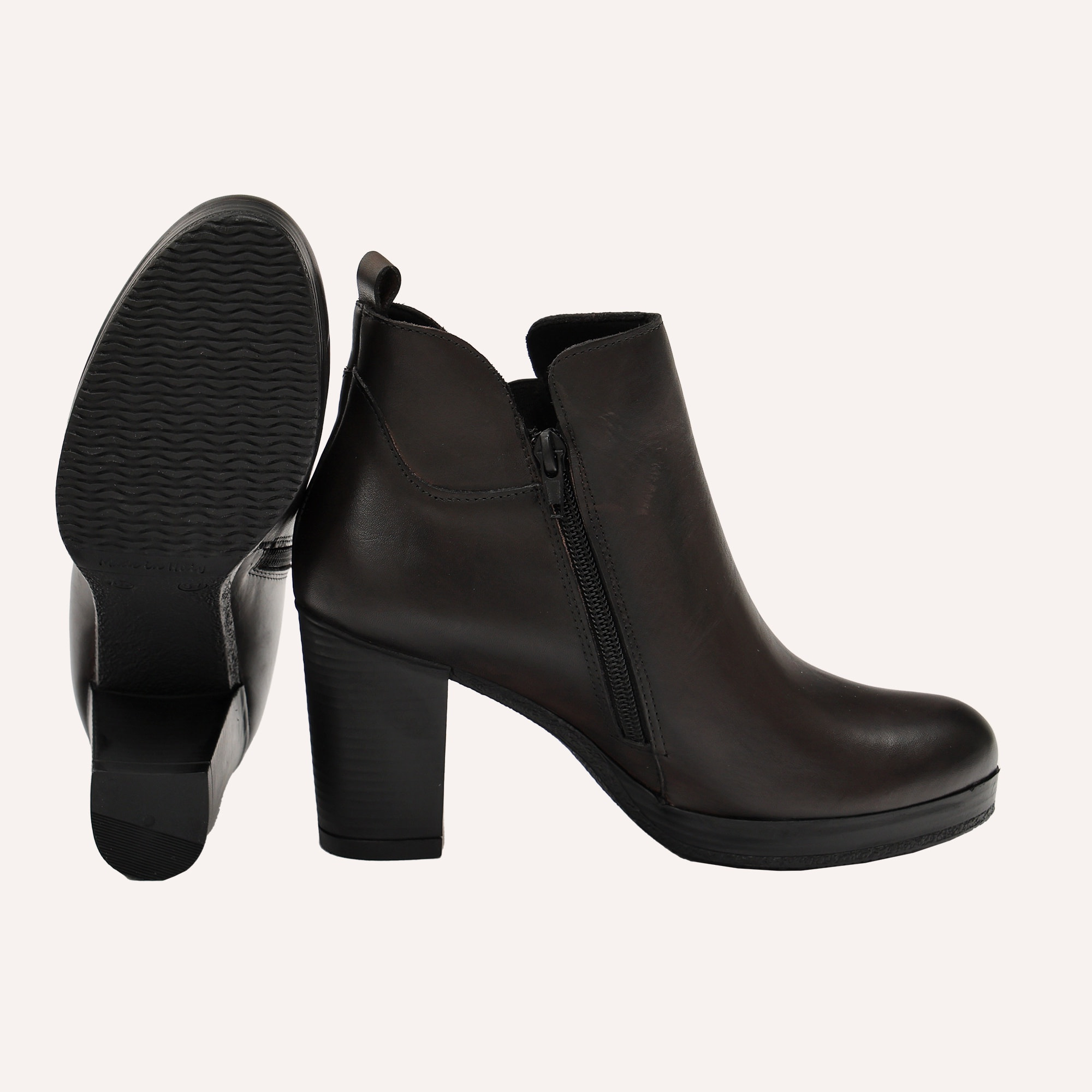 Stivaletto in vera pelle con tacco e fascia elastica