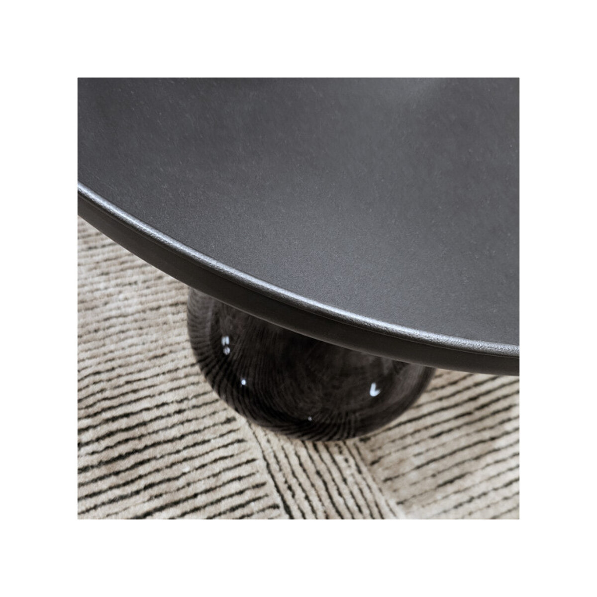 Table basse en verre trempé noir fumé avec plateau en métal - H 42 cm - BENTA