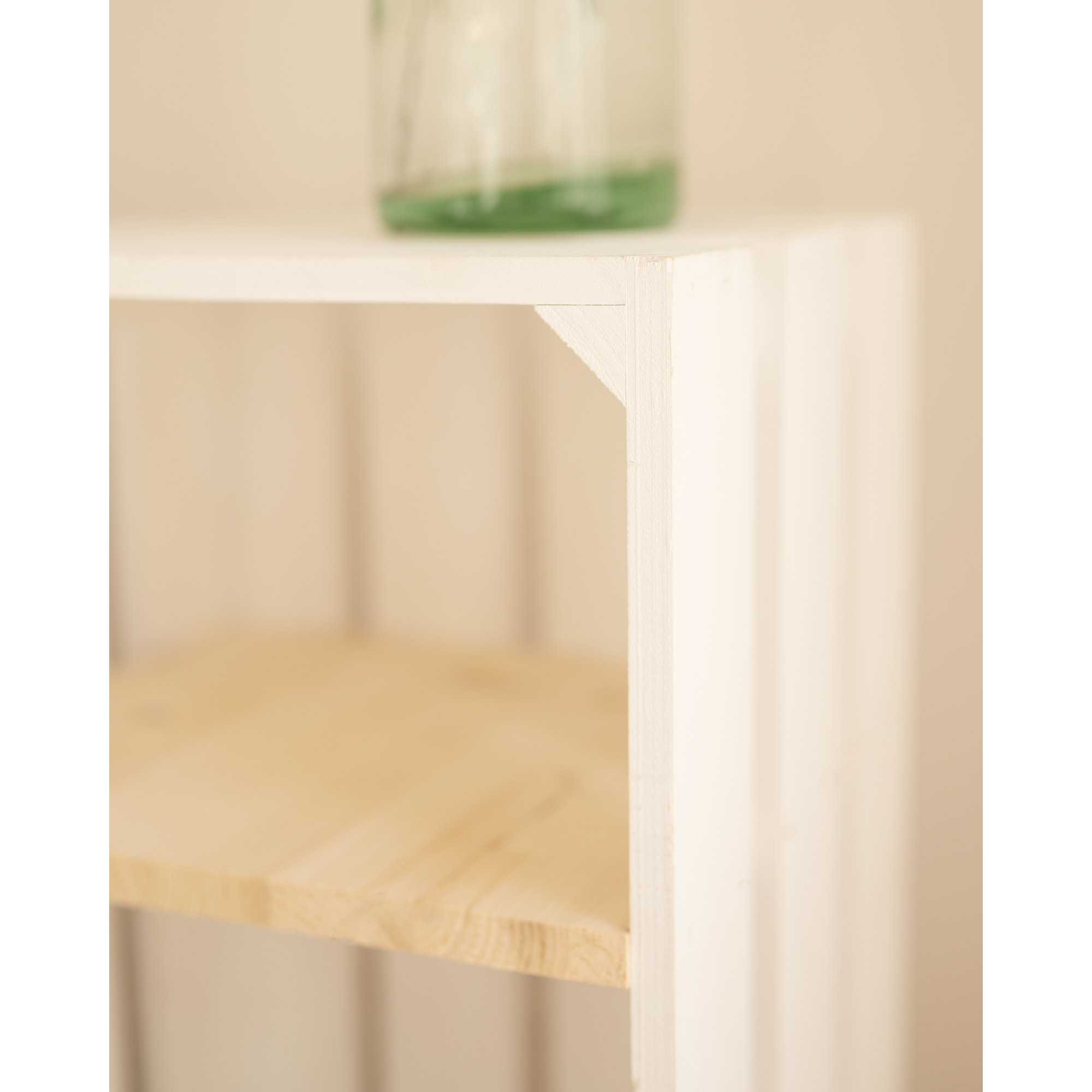 Mesita de noche de madera maciza en tono blanco de 66x26cm Alto: 66 Largo: 25.5 Ancho: 29.5