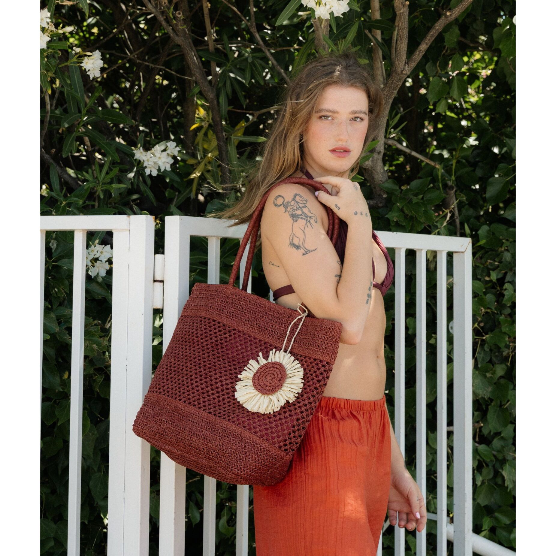 Bolso de hombro burdeos en rafia con malla