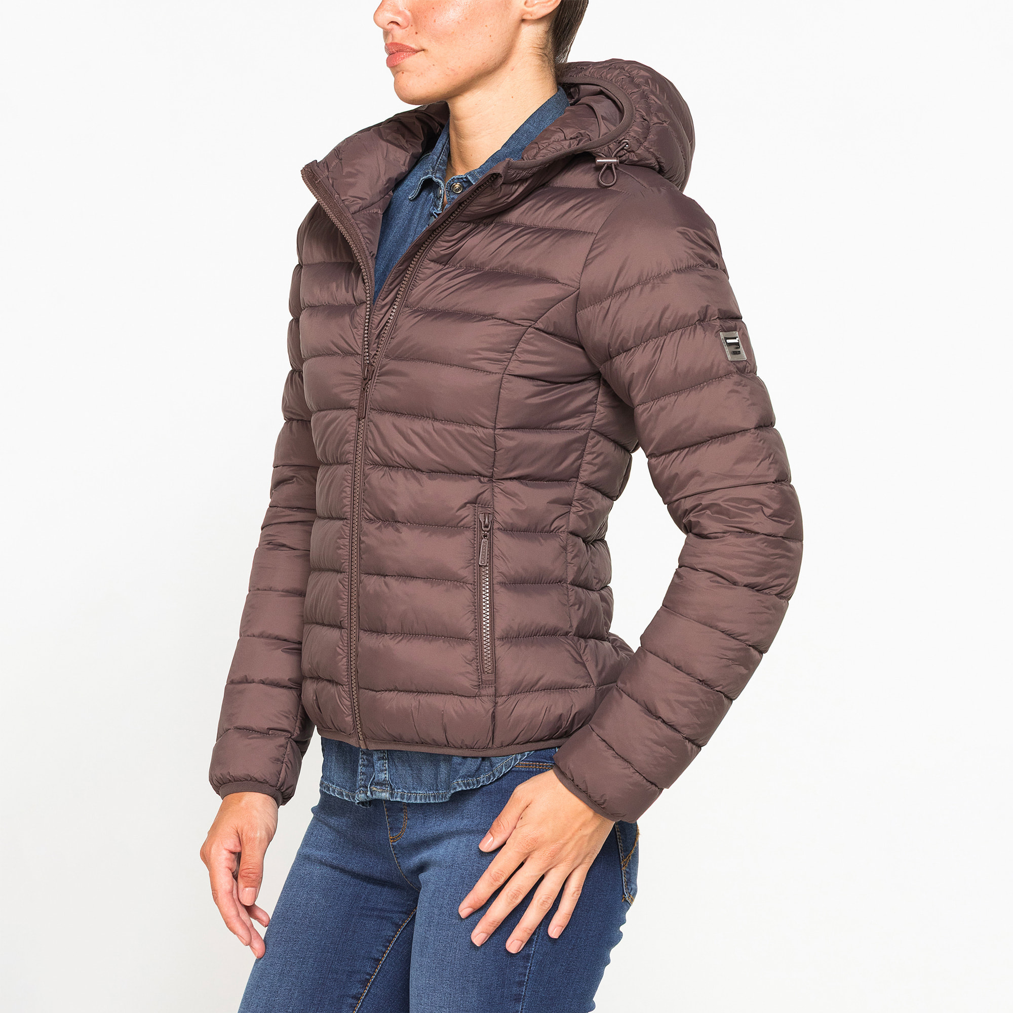 GIUBBOTTO RESISTENTE ALLA PIOGGIA CON IMBOTTITURA ULTRA LEGGERA. Vestibilità regolare.