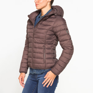 GIUBBOTTO RESISTENTE ALLA PIOGGIA CON IMBOTTITURA ULTRA LEGGERA. Vestibilità regolare.