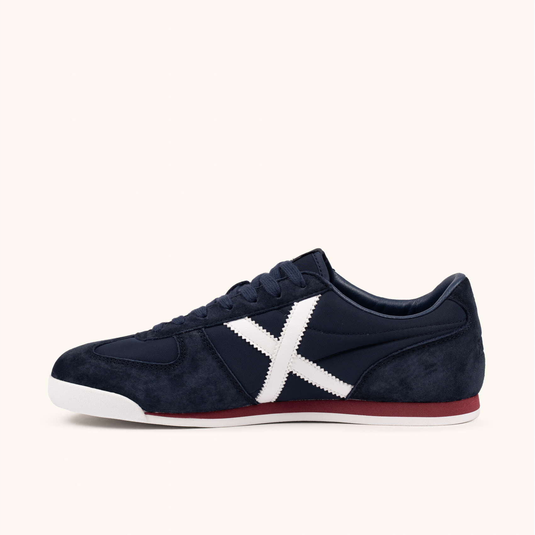 Zapatilla Urbana en Azul Marino con Detalles en Blanco y Rojo MUNICH STEREO 02